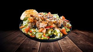 Salată Mixt cu Kebab de Pui și Chiflă