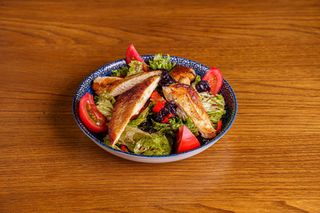 ქათმის სალათი მოცვის სოუსით