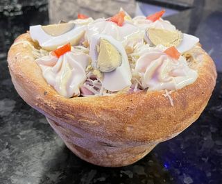 Salata piept de pui in cupa de foccacia