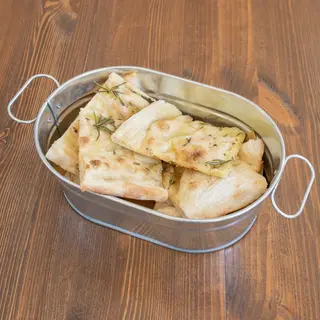 Focaccia calda, olio e rosmarino