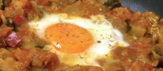 Guiso De Pisto Con Verdura Con Langostinos Y Huevo Cuajado