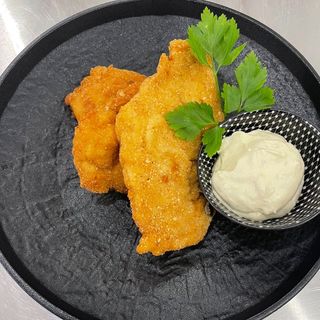 Pohovani pileći file sa pekarskim krompirom i tartar sosem 400gr