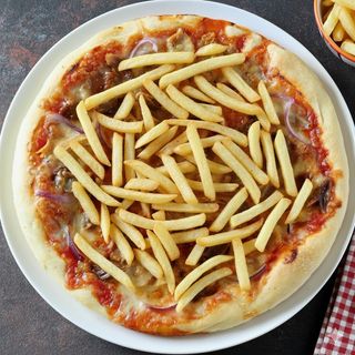 Pizza kebab con patatine fritte