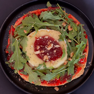 Gofr z zapiekanym camembertem