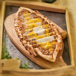 Pizza na Turski način sa mljevenim mesom i jajima - Kıymalı yumurtalı