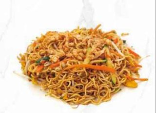 136 noodles saltati con pollo, uova e verdure