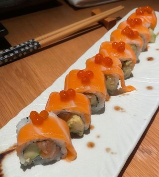 R2. Salmón ura roll