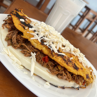 Cachapa De Queso Con Carne