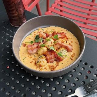 Молода картопля з беконом в соусі чеддер (370г)