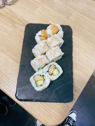 Roll De Aguacate Y Langostino (8 Uds.)