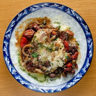 Пиле с моцарела, чери домати и балсамико