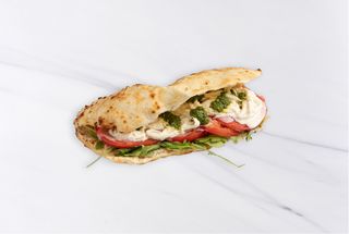 Панини с томатами, песто, страчателлой и рукколой