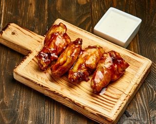 Курячі крила барбекю із сирним соусом (380/100г)