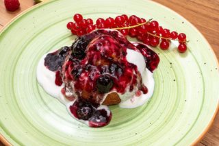 Papanasi cu dulceata de visine sau ciocolata