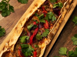 Пенірлі з кебабом із баранини, печеним перцем та ікрою із баклажанiв (400г)