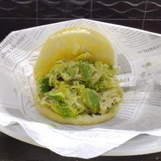 De Reina pepiada con pollo y aguacate