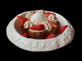 French Toast з полуницею, бананом та кремом з рікоти і мигдалю (320g)