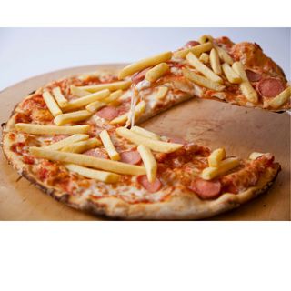 Pizza patatine e würstel rossa