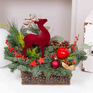 Aranjament de Craciun cu brad si cerb rosu