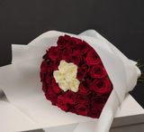 Buchet din trandafiri roșii și albi in mijloc