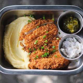 Курячий шніцель з картопляним пюре 485г