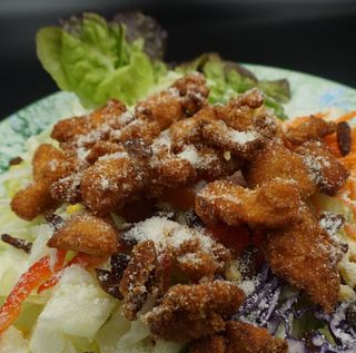 Amanida Tèbia De Pollastre Arrebossat amb salsa Cèsar