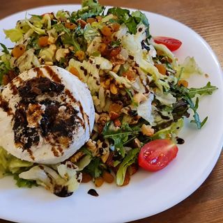 Микс зелени салати със запечено козе сирене (450г)