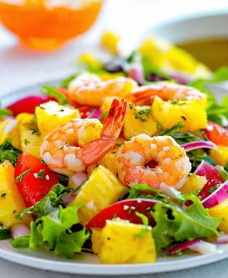 Insalata con ananas e gamberi