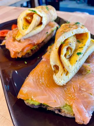 Омлет върху тост авокадо със сьомга