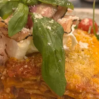 PARMIGIANA DE BERENJENAS FRITA CON BURRATA Y PANCETA ITALIANA CRUJIENTE
