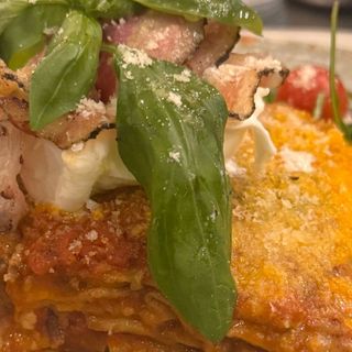 PARMIGIANA DE BERENJENAS FRITA CON BURRATA Y PANCETA ITALIANA CRUJIENTE