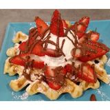 Gofre De Fresas Con Chocolate Y Nata