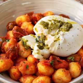 Gnocchi de patata con salsa tomate y burrata ,oregano