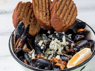 Мідії Чілі у сирному соусі з хрустким багетом (500/45g)