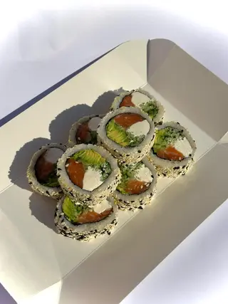 Каліфорнія з лососем в кунжуті 0,240 грам