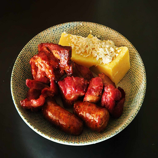 Carne afumată la garniță preparată la ceaun cu mămăligă și brânză rasă