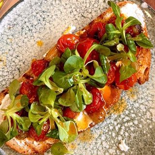 Tostada De Tomates Cherry Y Uvas Asadas