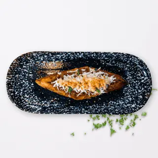 Canoa De Maduro Frito Con Carne Mechada