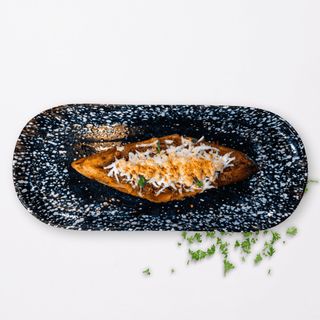 Canoa De Maduro Frito Con Carne Mechada