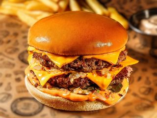 Cheeseburger cu cartofi pai și sos