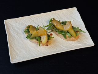 Брускети з карамелізованою грушею та сиром Брі (120g)