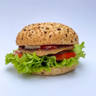 Cheeseburger + cartofi si sos
