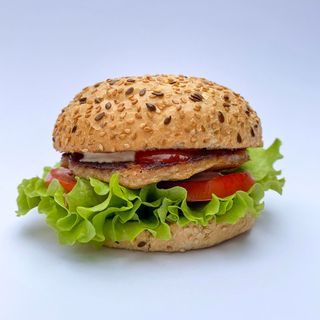 Cheeseburger + cartofi si sos