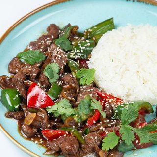 Говядина с овощами по-Азиатски с рисом