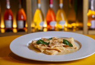 Ravioli de calabaza con mantequilla y salvia