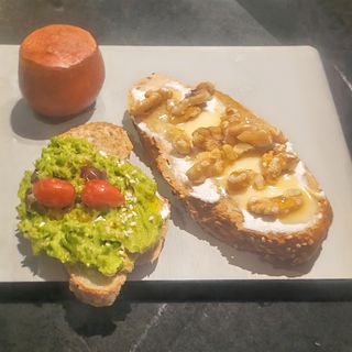 Tostada  Queso crema y nueces