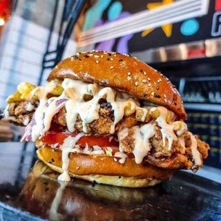 THE FAT ASS CRISPY CHICKEN BURGR 550g