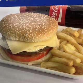 Menú Hamburguesa Doble, Papas Fritas O Papas Deluxe Y Bebida