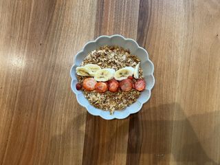 Domaća granola sa sezonskim voćem