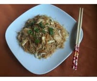 134. Оризово фиде със зеленчуци и пилешко (600г)